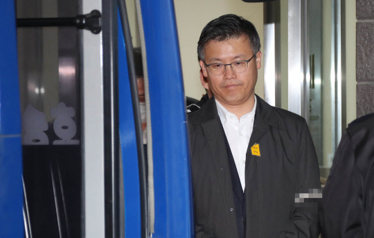 구치소로 가는 정호성      (서울=연합뉴스) 김현태 기자 = 공무상 비밀누설 등 혐의로 체포된 정호성 전 청와대 부속비서관이 5일 오전 검찰 수사를 받은 후 서울 서초구 서울중앙지검을 빠져나와 구치소로 가는 호송차에 타고 있다. 2016.11.5      mtkht@yna.co.kr  (끝)